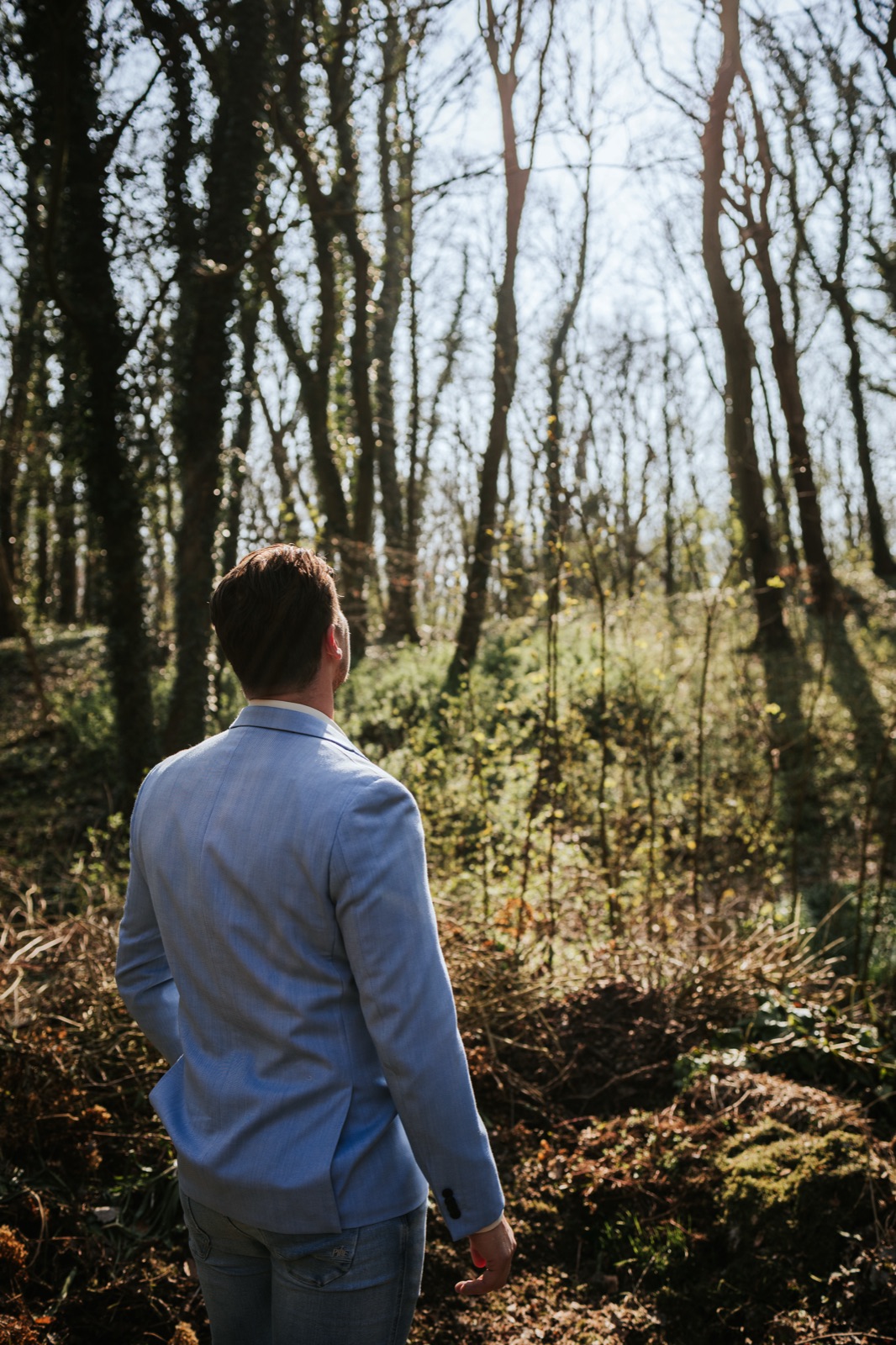 Gijs loopt van achteren gezien het bos in