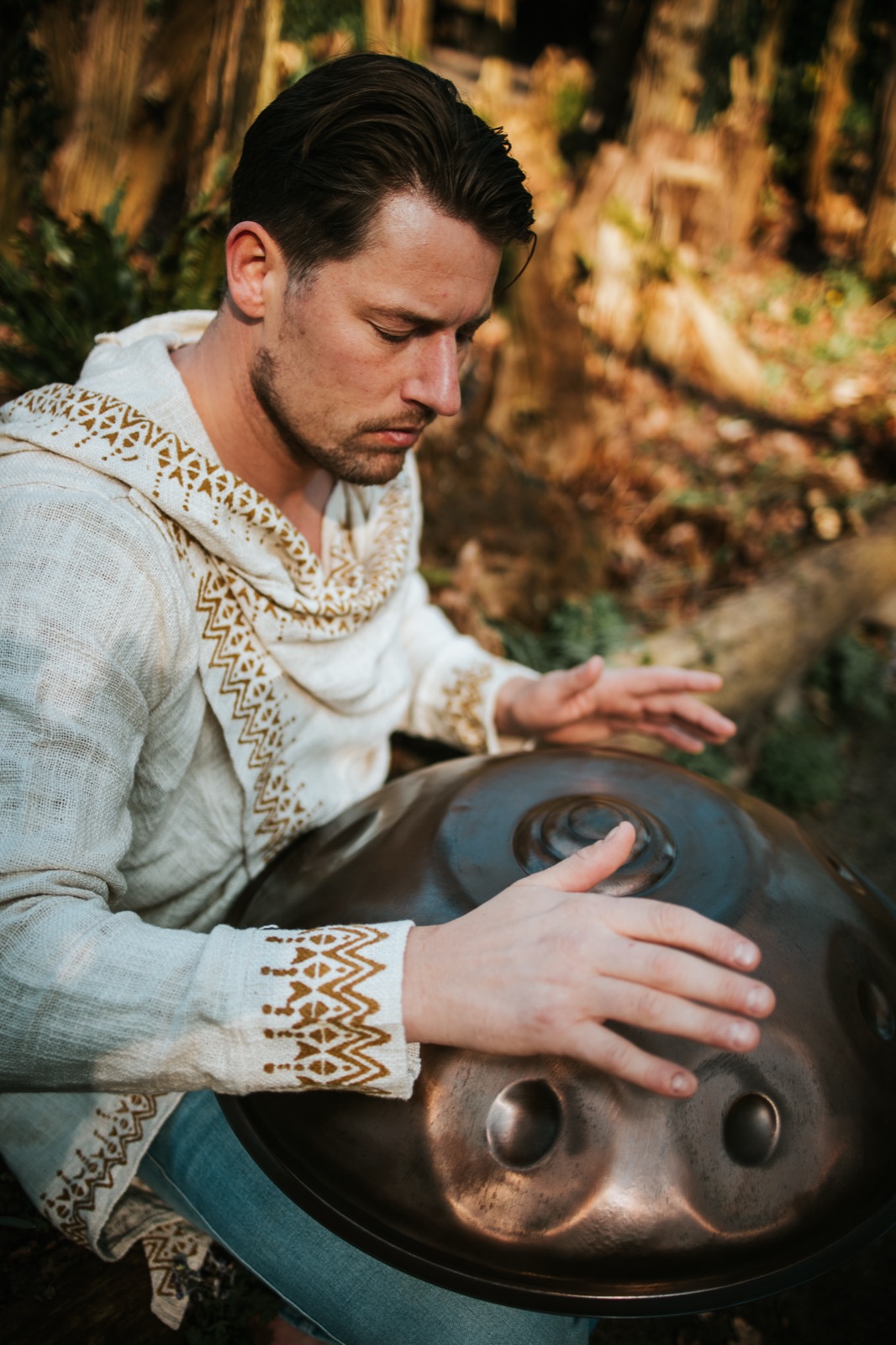 Gijs speelt handpan in de natuur