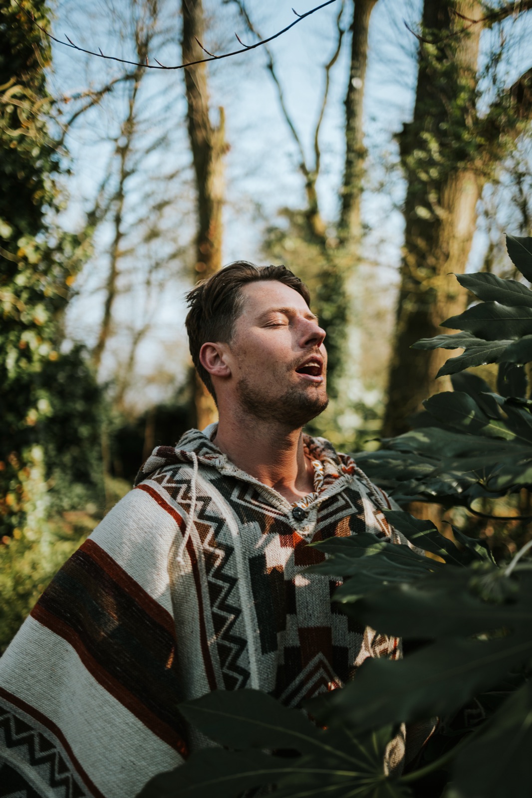 Gijs in poncho, ogen dicht, in de natuur