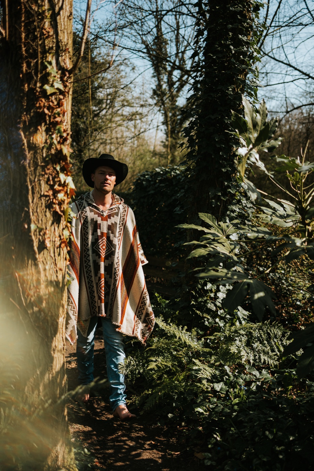 Gijs in poncho in het bos